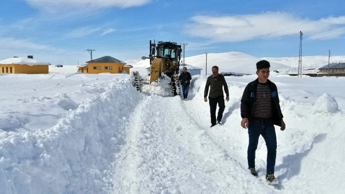 Van Büyükşehir Belediyesi'nin kar mesaisi sürüyor