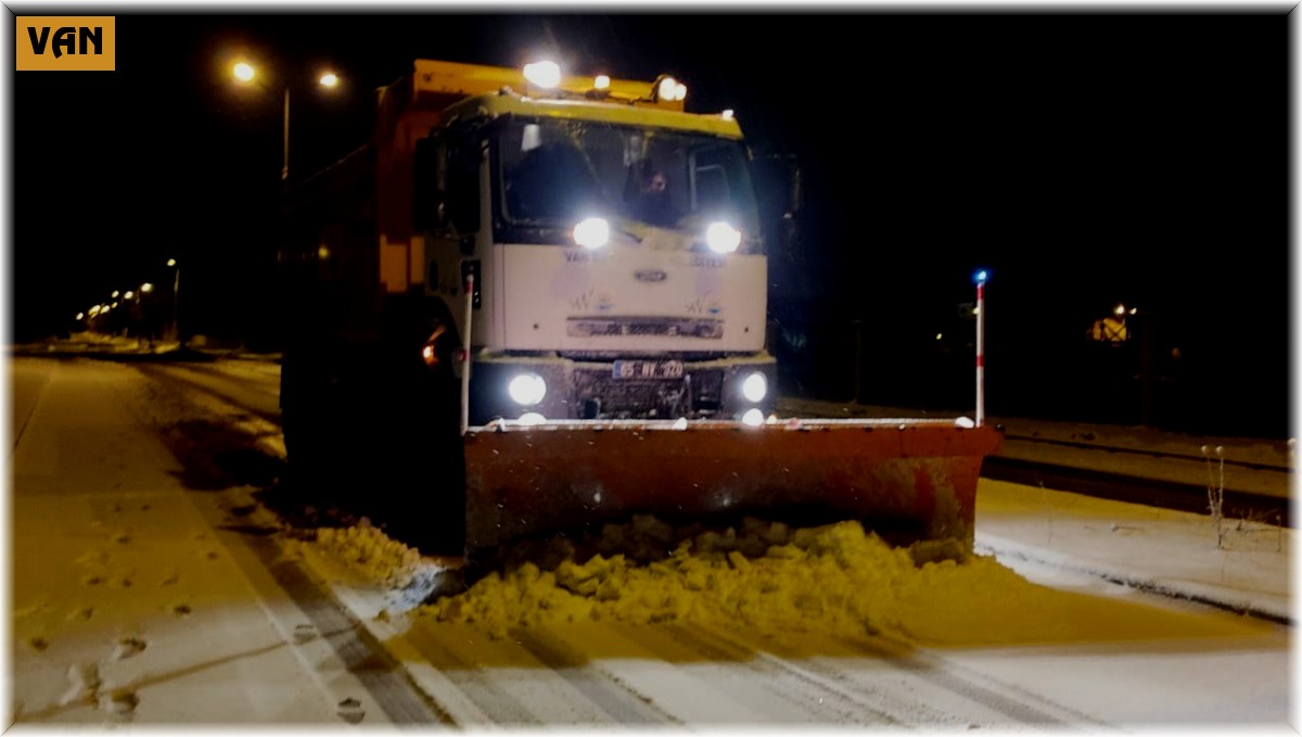Van Büyükşehir Belediyesi'nin karla mücadelesi sürüyor