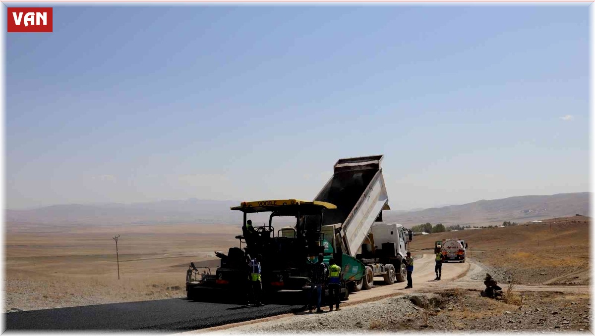 Van Büyükşehir Belediyesi Özalp'ta 14 kilometre asfalt çalışması yapıyor