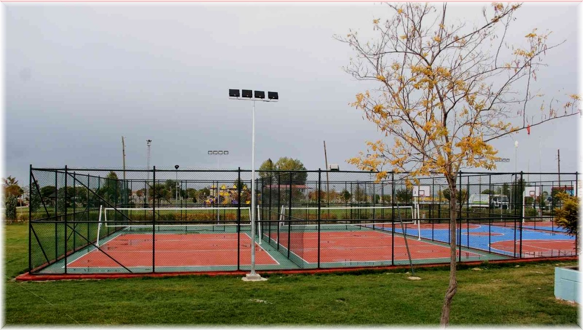 Van Büyükşehir Belediyesi parklara yeni sosyal donatılar kurdu