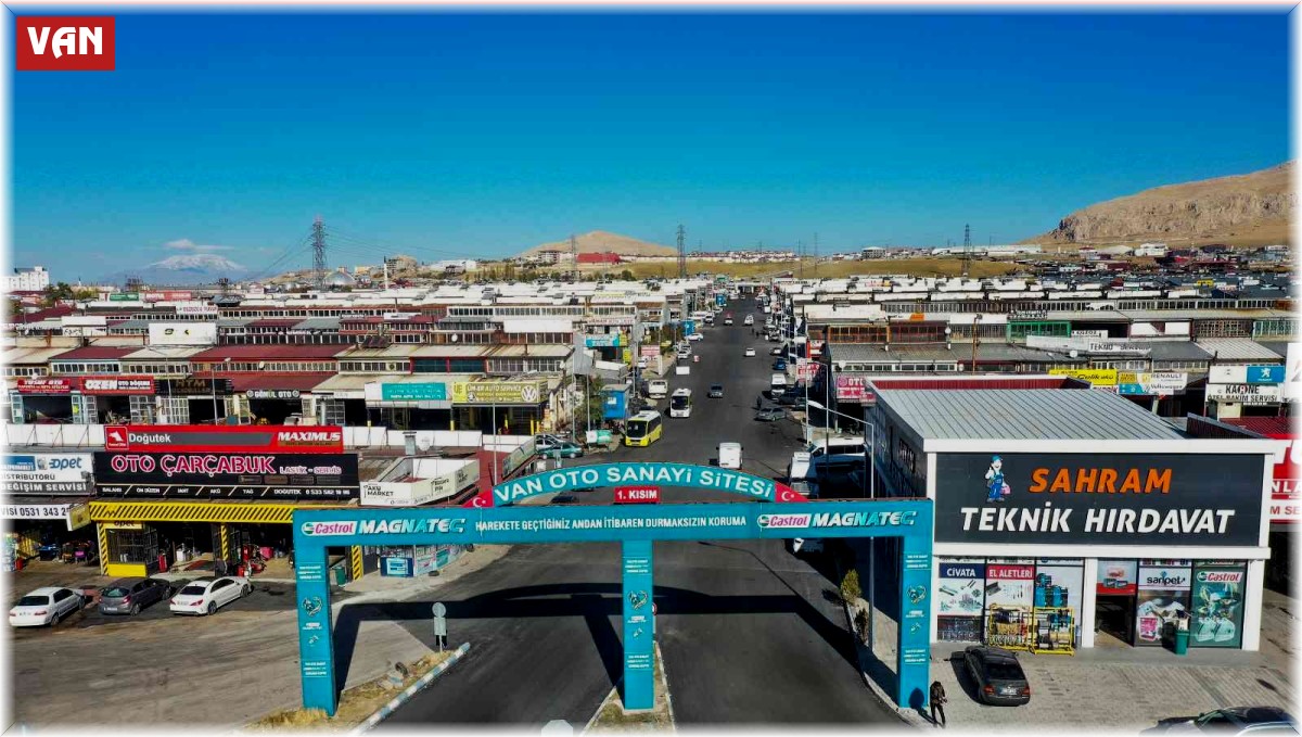 Van Büyükşehir Belediyesi sanayi sitesi alanını asfaltladı