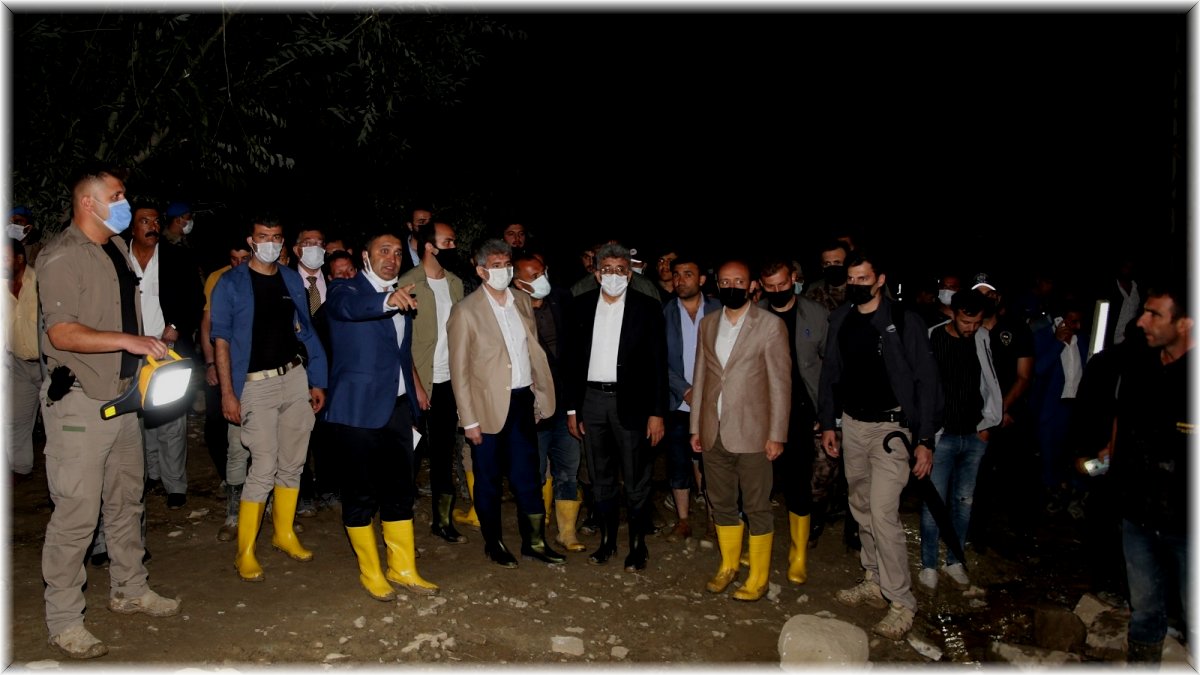 Van Büyükşehir Belediyesi sellerde vatandaşı yalnız bırakmadı