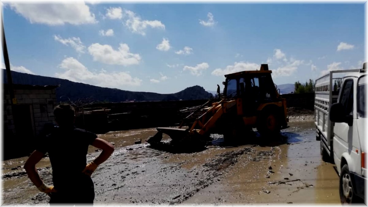 Van Büyükşehir Belediyesi, su taşkınlarından etkilenen vatandaşların yanında