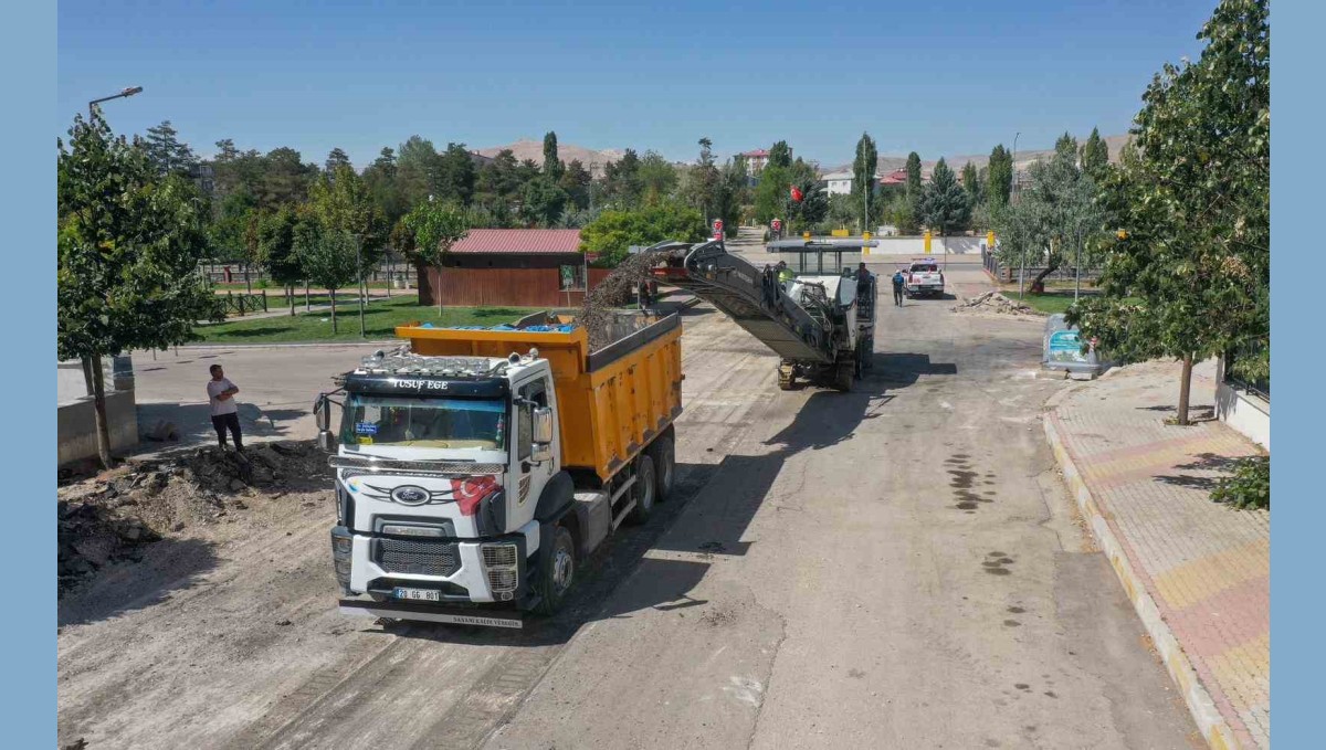 Van Büyükşehir Belediyesi Suvaroğlu Caddesi'nde çalışmalara başladı