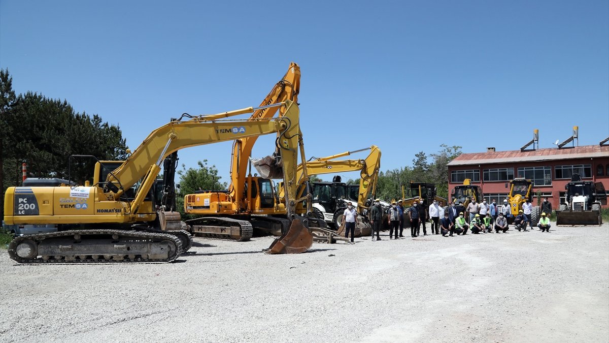 Van Büyükşehir Belediyesi, tarımsal faaliyetler için iş makinesi kiraladı