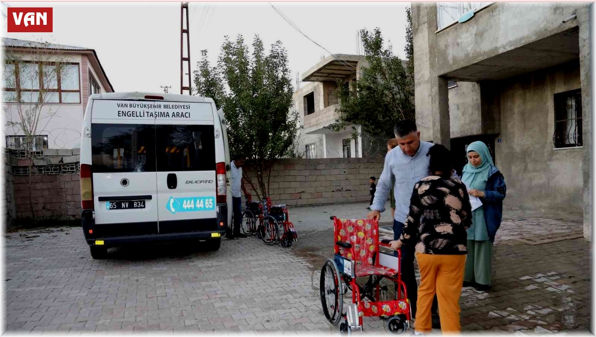 Van Büyükşehir Belediyesi tekerlekli sandalye yardımlarını sürdürüyor