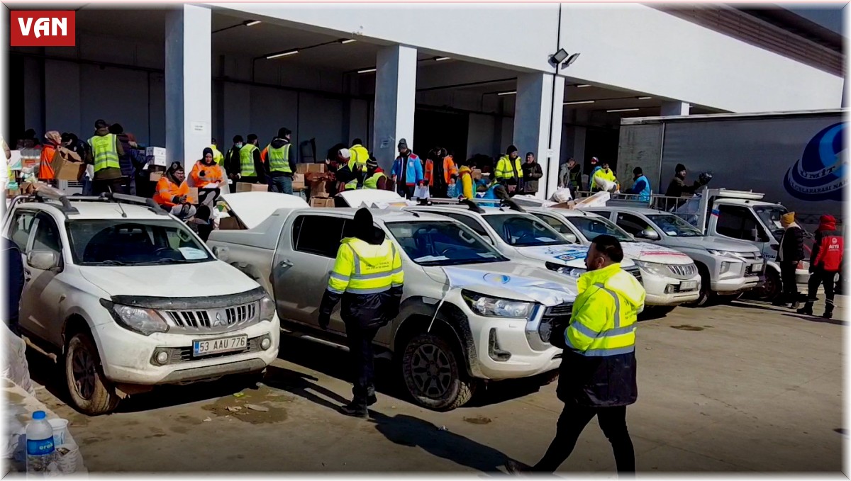 Van Büyükşehir Belediyesi tüm imkânlarıyla deprem bölgesinde
