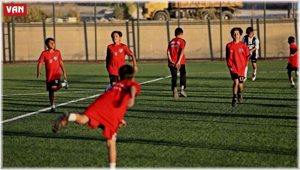 Van Büyükşehir Belediyesi U-14 futbol takımı yeni sezona avantajlı başlamak istiyor