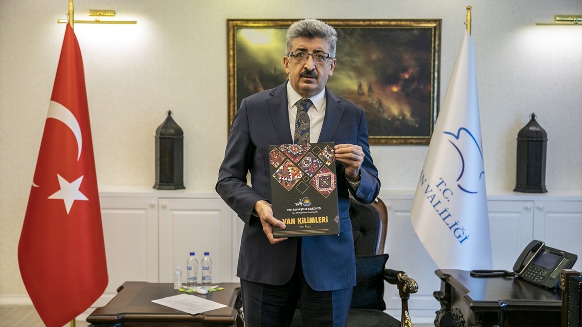 Van Büyükşehir Belediyesi "Van Kilimleri" kataloğu çıkardı