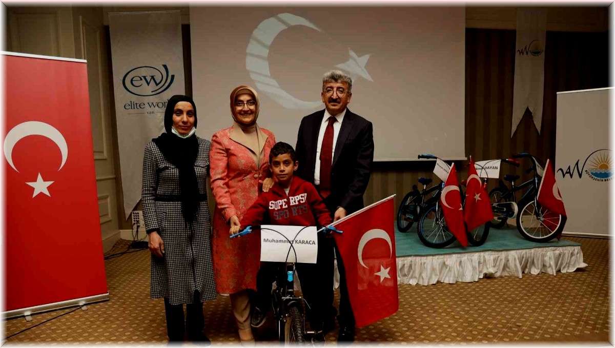 Van Büyükşehir Belediyesi ve Elite World Otel Cumhuriyet Bayramında çocukları sevindirdi