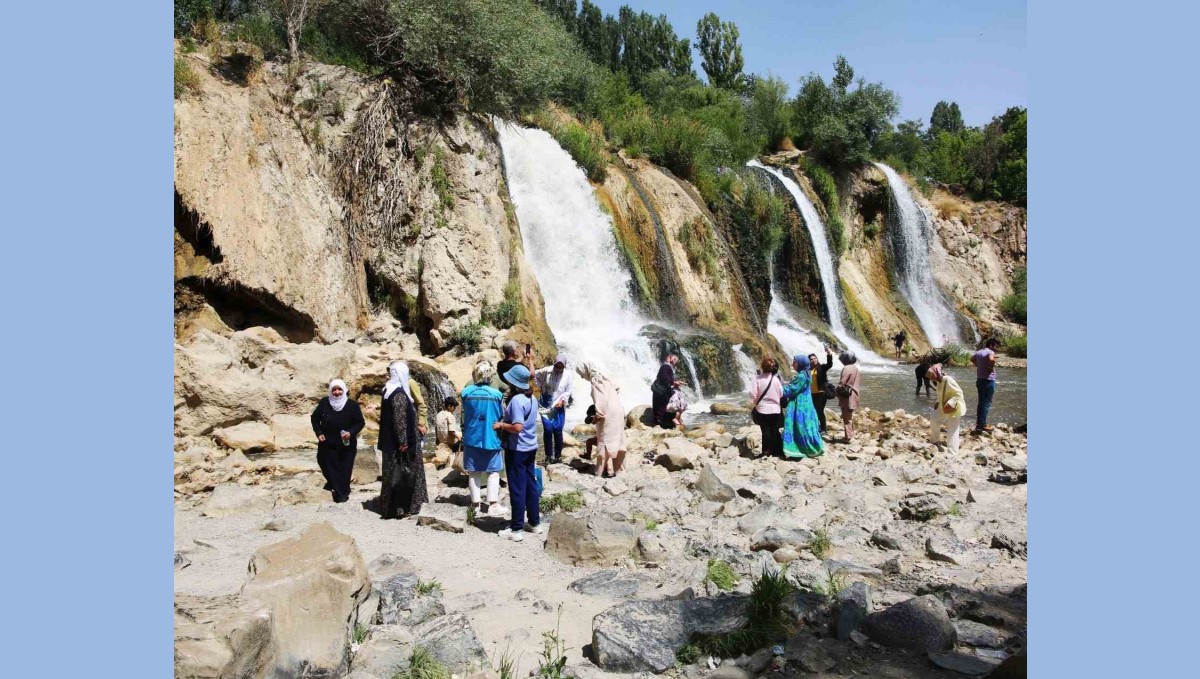 Van Büyükşehir Belediyesi yaşlılara moral gezisi düzenledi