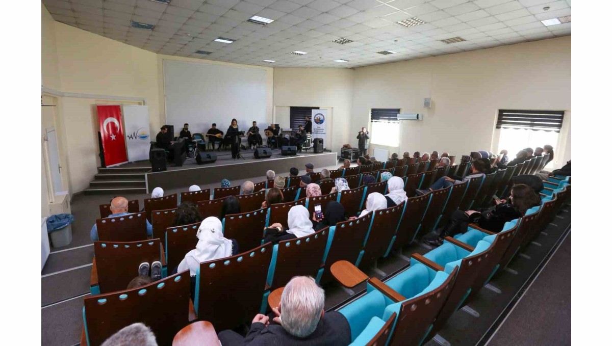 Van Büyükşehir Belediyesi yaşlılara özel konser düzenledi