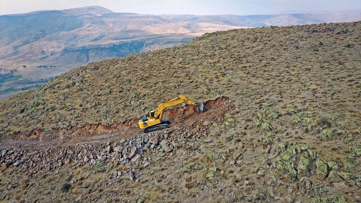 Van Büyükşehir Belediyesi yayla yolları açıyor