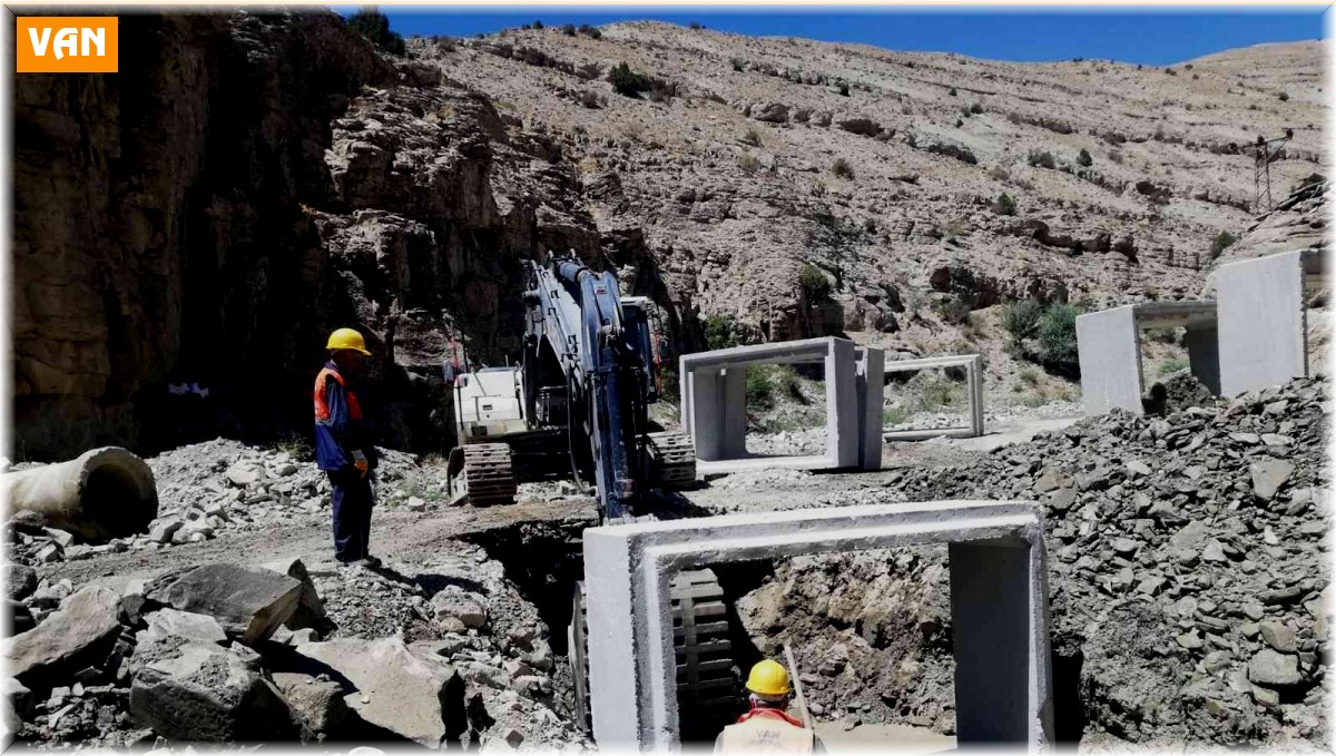 Van Büyükşehir Belediyesi yolların alt yapısını güçlendiriyor