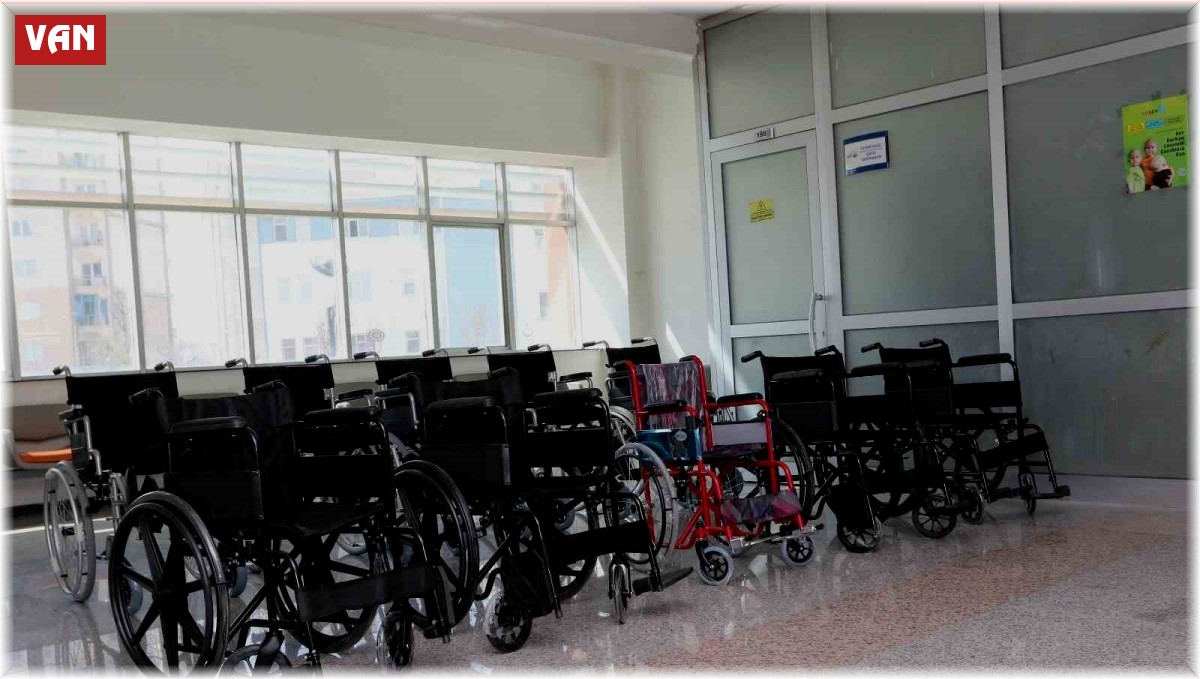 Van Büyükşehir Belediyesinde 10 vatandaşa tekerlekli sandalye