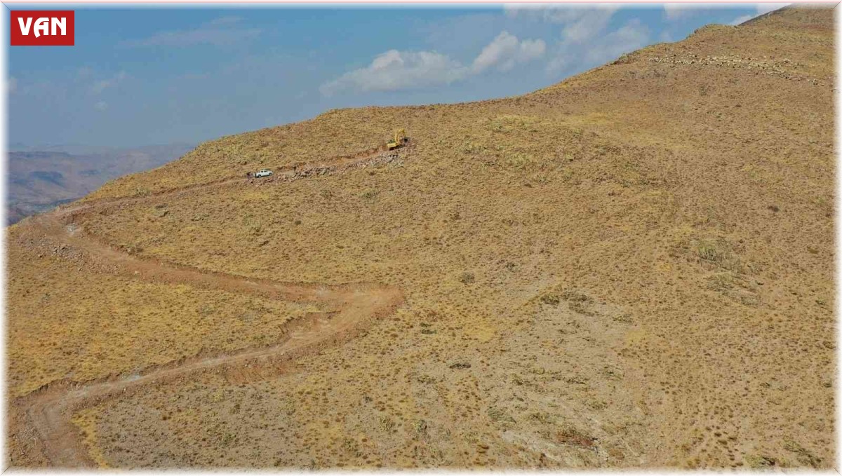 Van Büyükşehir Belediyesinden 2 bin 400 rakımda yol çalışması