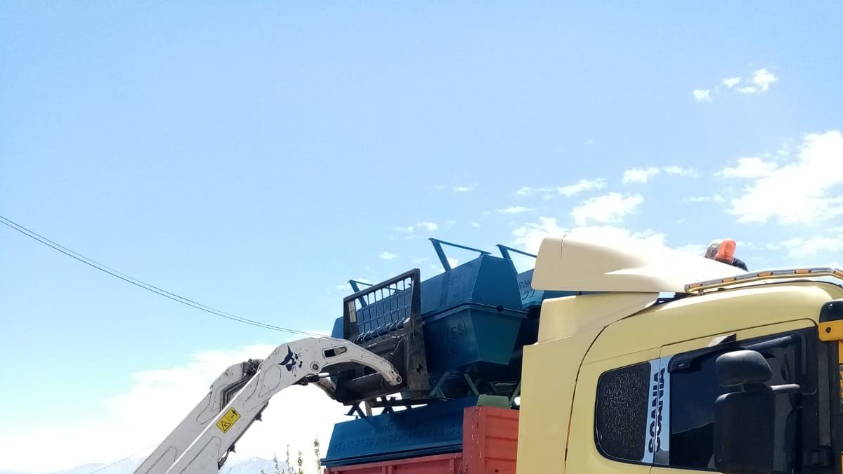 Van Büyükşehir Belediyesinden Bahçesaray ve Çatak'a sac sıvat desteği