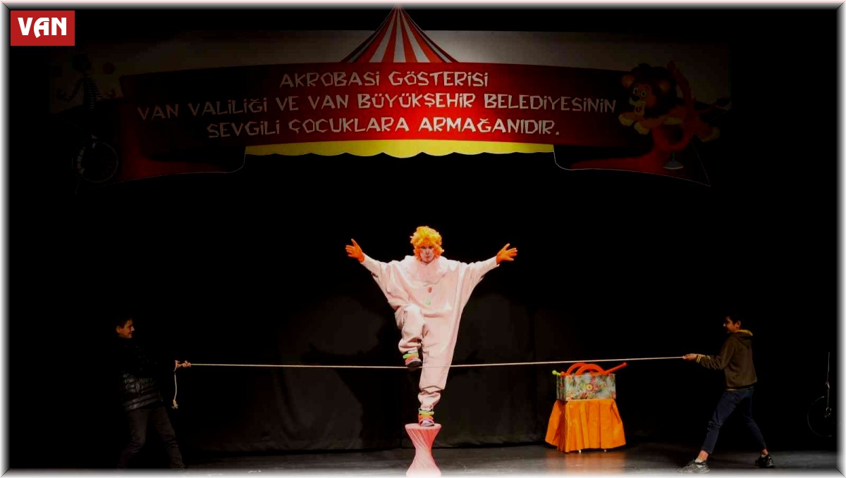 Van Büyükşehir Belediyesinden çocuklara akrobasi gösterisi