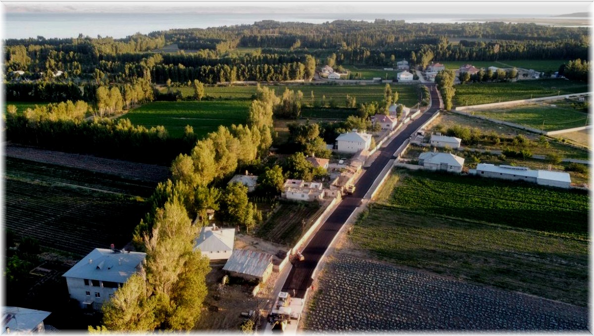 Van Büyükşehir Belediyesinden Erciş'e 22 kilometrelik asfalt