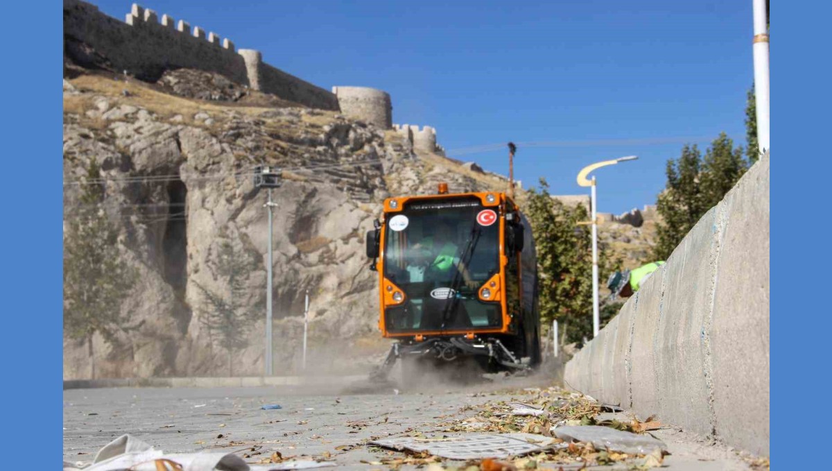 Van Büyükşehir Belediyesinden kapsamlı park temizliği