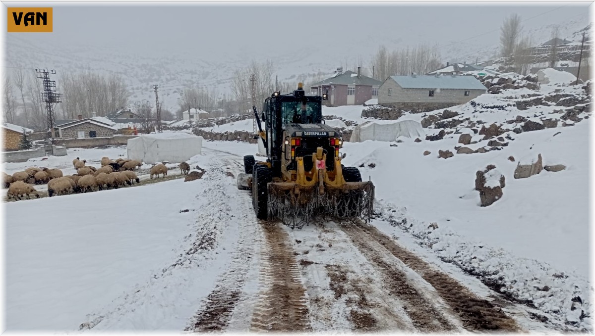 Van Büyükşehir Belediyesinden karla mücadele çalışması