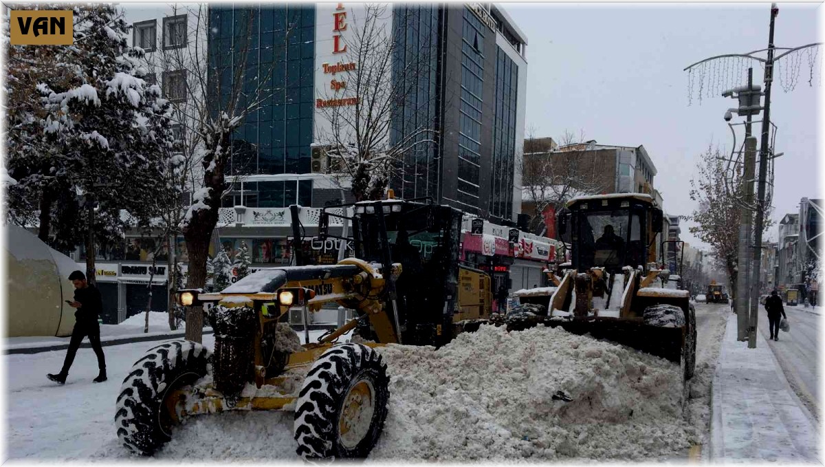 Van Büyükşehir Belediyesinden karla mücadele seferberliği