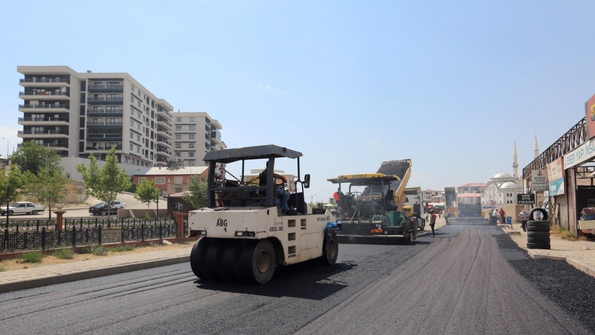 Van Büyükşehir Belediyesinden yol asfaltlama çalışması
