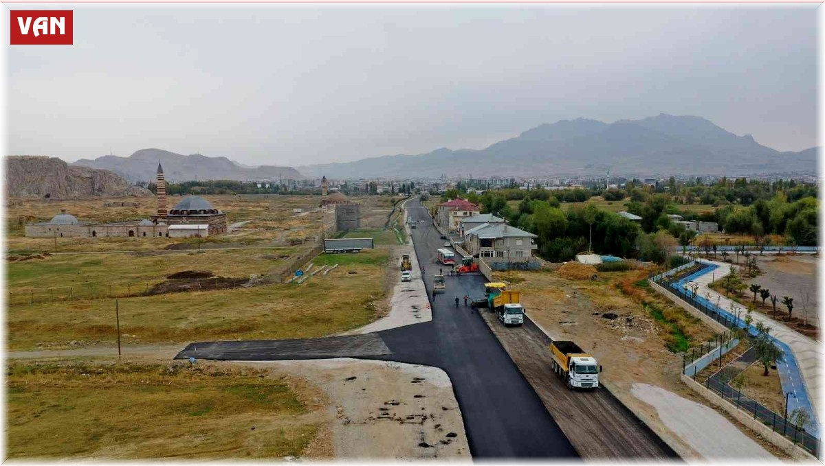 Van Büyükşehir Belediyesinden yol asfaltlama çalışması