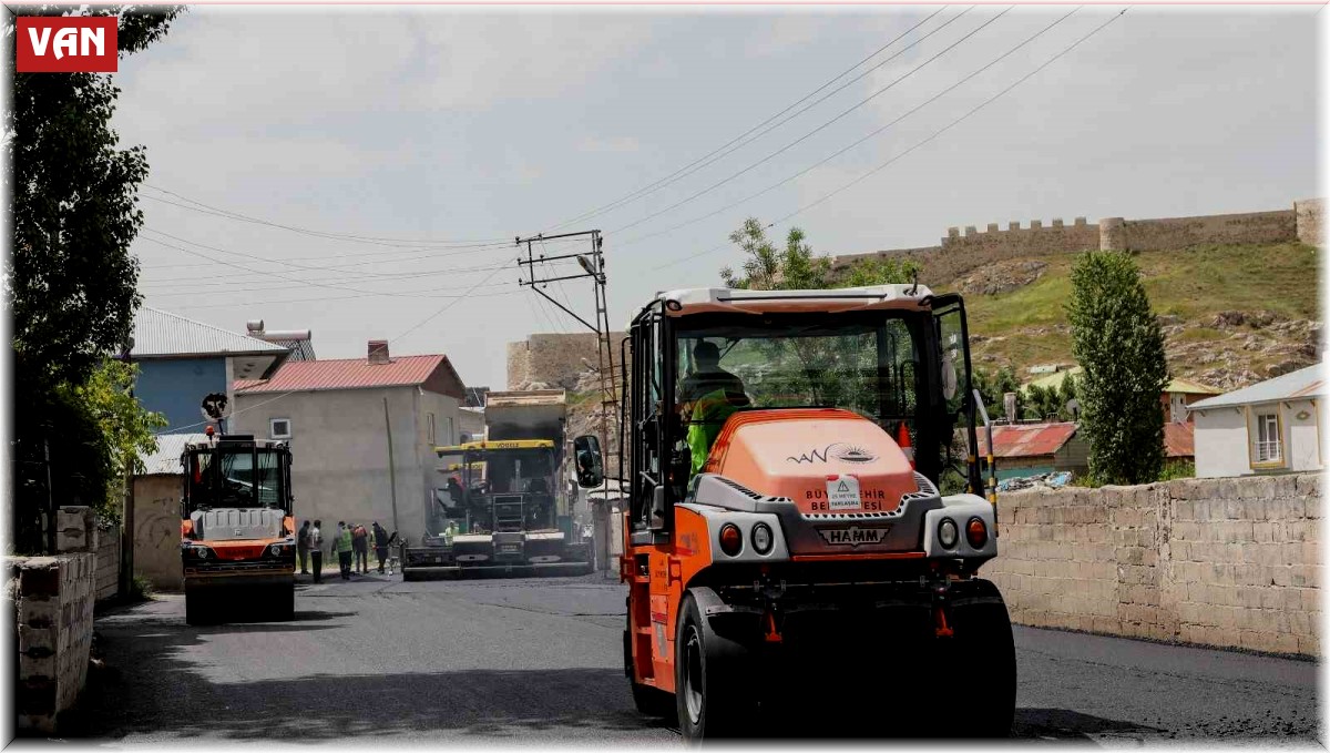 Van Büyükşehir Belediyesinden yol asfaltlama çalışması