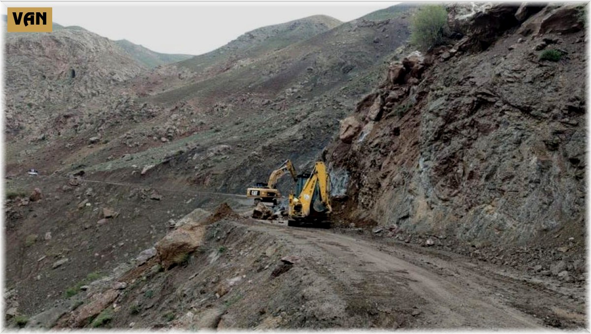 Van Büyükşehir Belediyesinden yol onarım çalışması