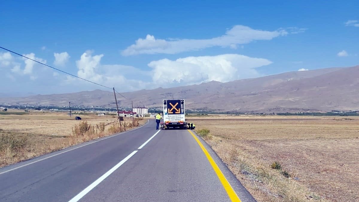 Van Büyükşehir Belediyesinden yollarda çizgi çalışması