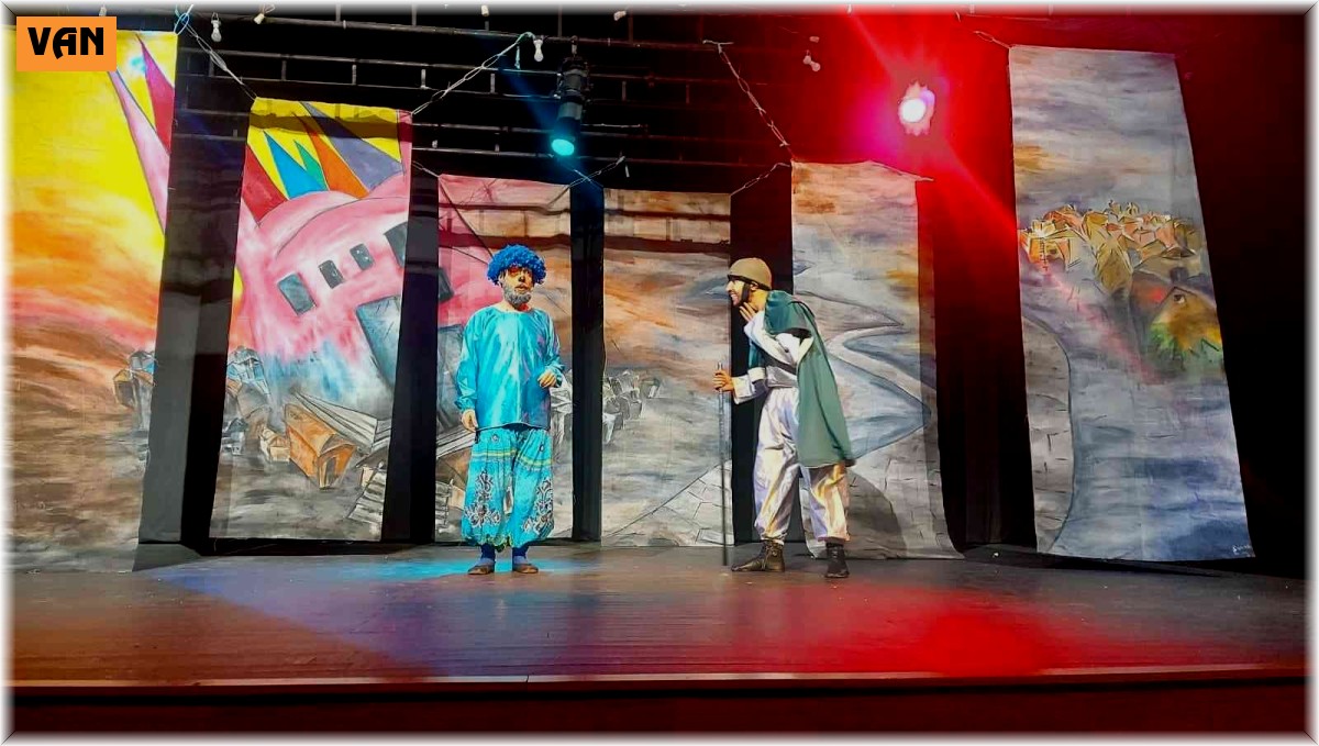 Van Büyükşehir Belediyesinin çocuk tiyatrosu renkli görüntülere sahne oldu