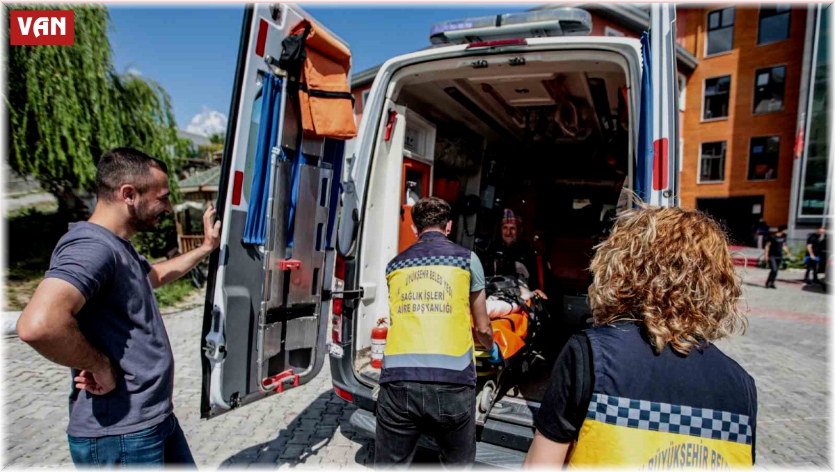 Van Büyükşehir Belediyesinin hasta nakil hizmeti devam ediyor