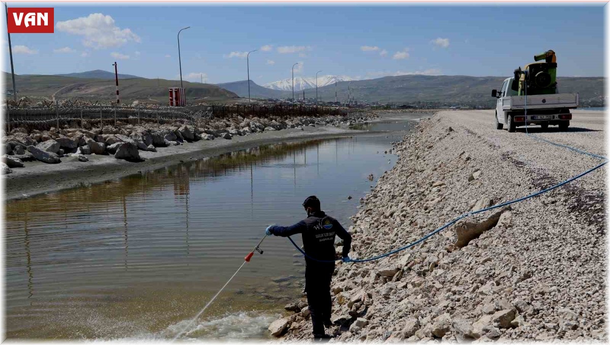 Van Büyükşehir Belediyesinin ilaçlama çalışmaları devam ediyor