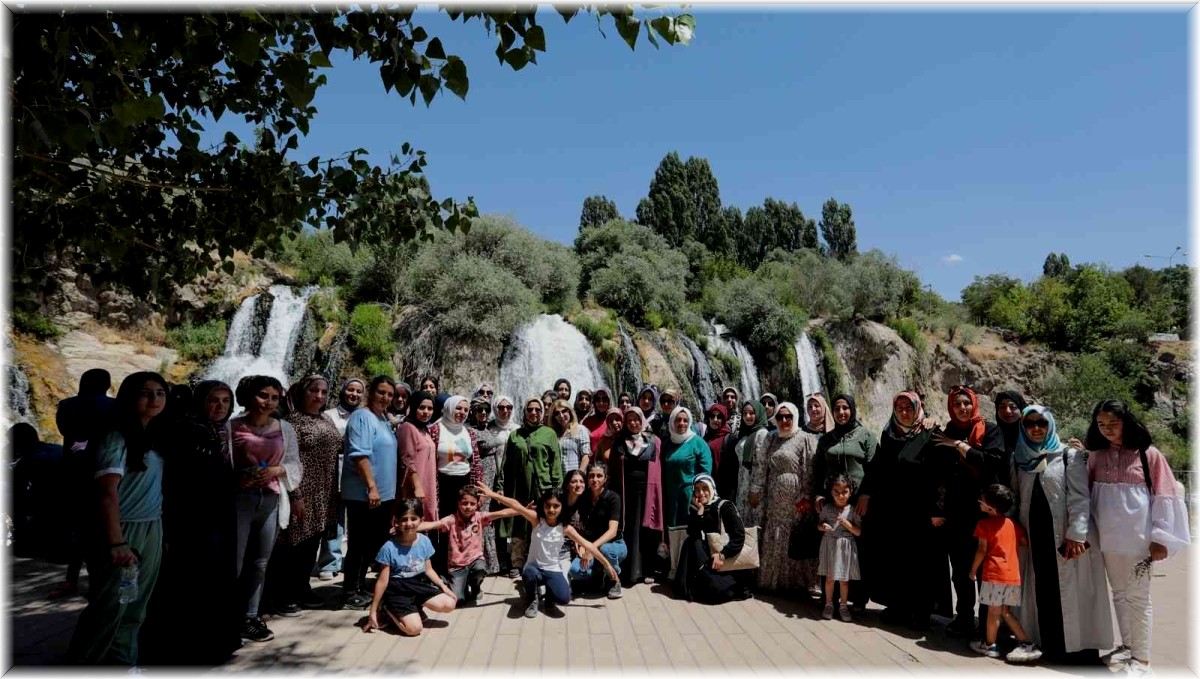 Van Büyükşehir Belediyesinin kadın gezileri devem ediyor