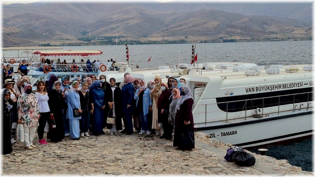 Van Büyükşehir Belediyesinin kadın kursiyerleri Akdamar Adasını gezdi