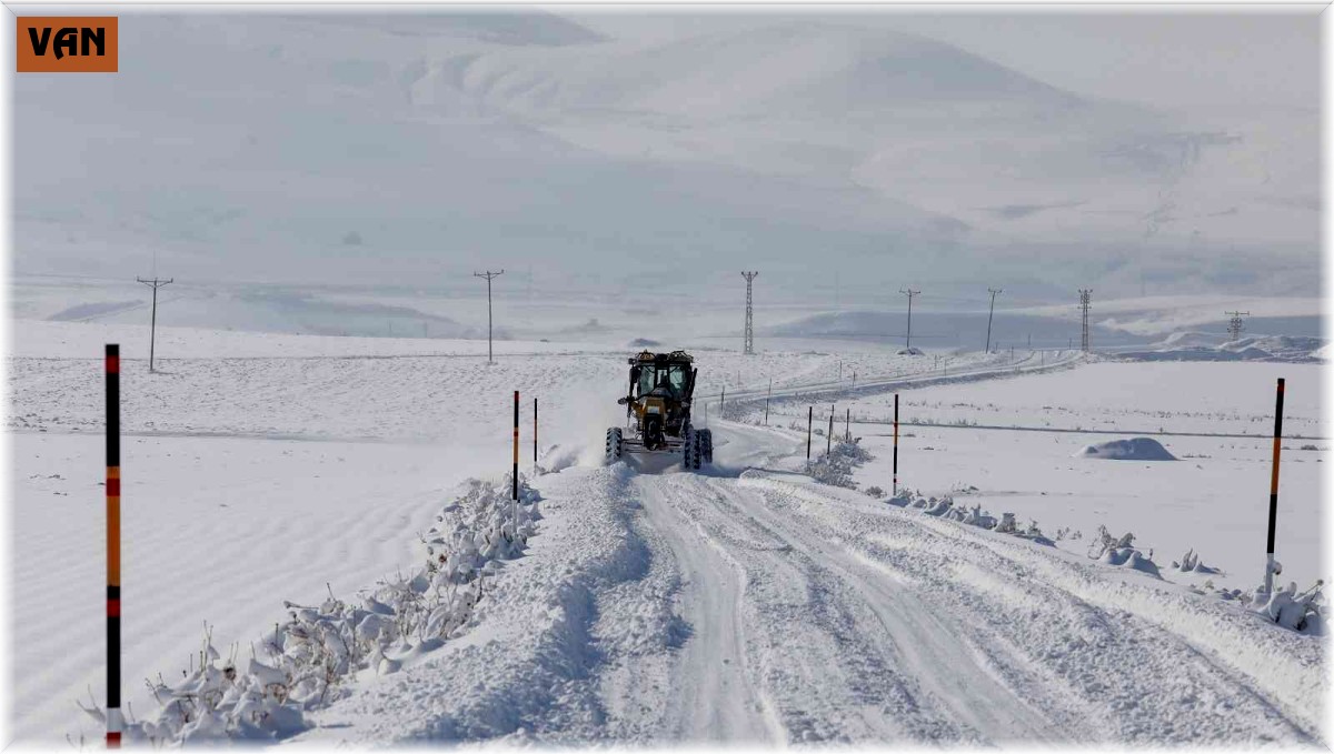Van Büyükşehir Belediyesinin karla mücadele çalışmaları sürüyor