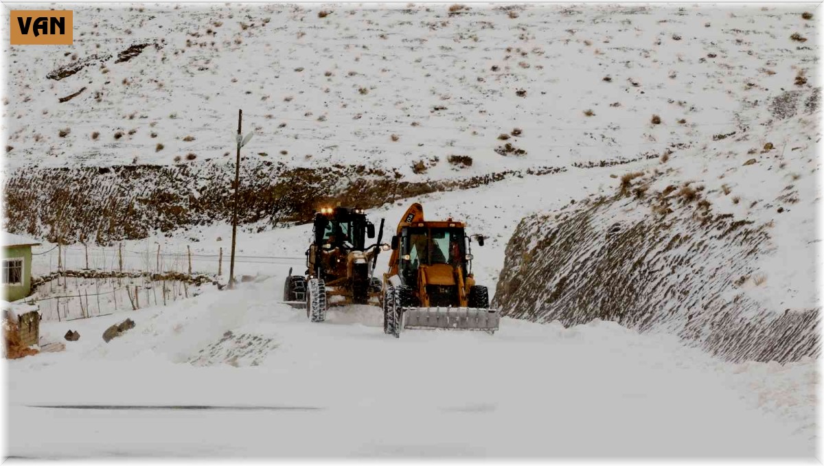 Van Büyükşehir Belediyesinin karla mücadele çalışmaları sürüyor