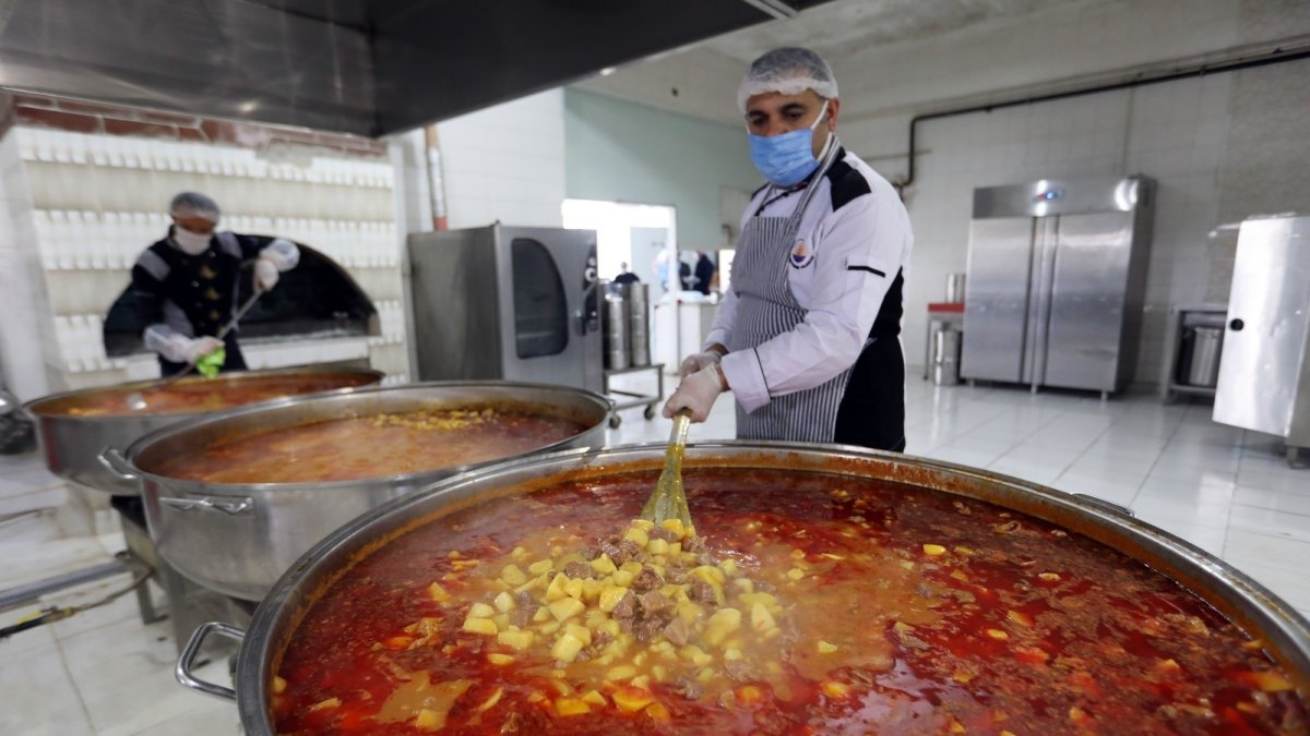 Van Büyükşehir Belediyesinin kazanları ihtiyaç sahipleri için kaynıyor