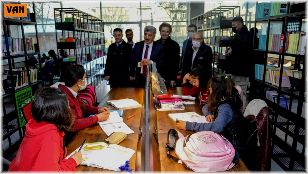 Van Büyükşehir Belediyesinin kütüphanesi hizmete açıldı