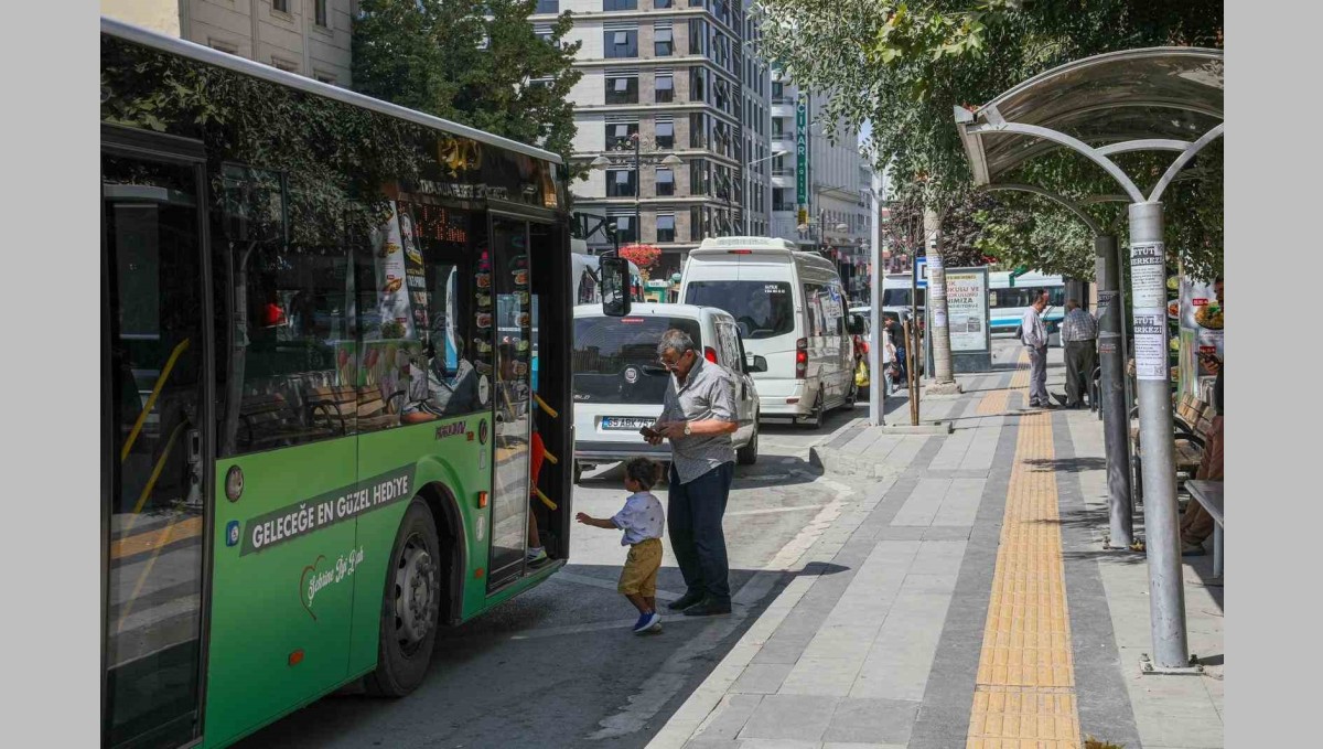 Van Büyükşehir Belediyesinin otobüsleri yeşile büründü