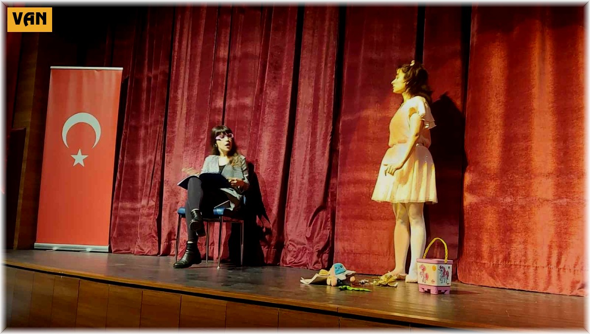 Van Büyükşehir Belediyesinin 'Tiyatro Günleri' etkinliği devam ediyor