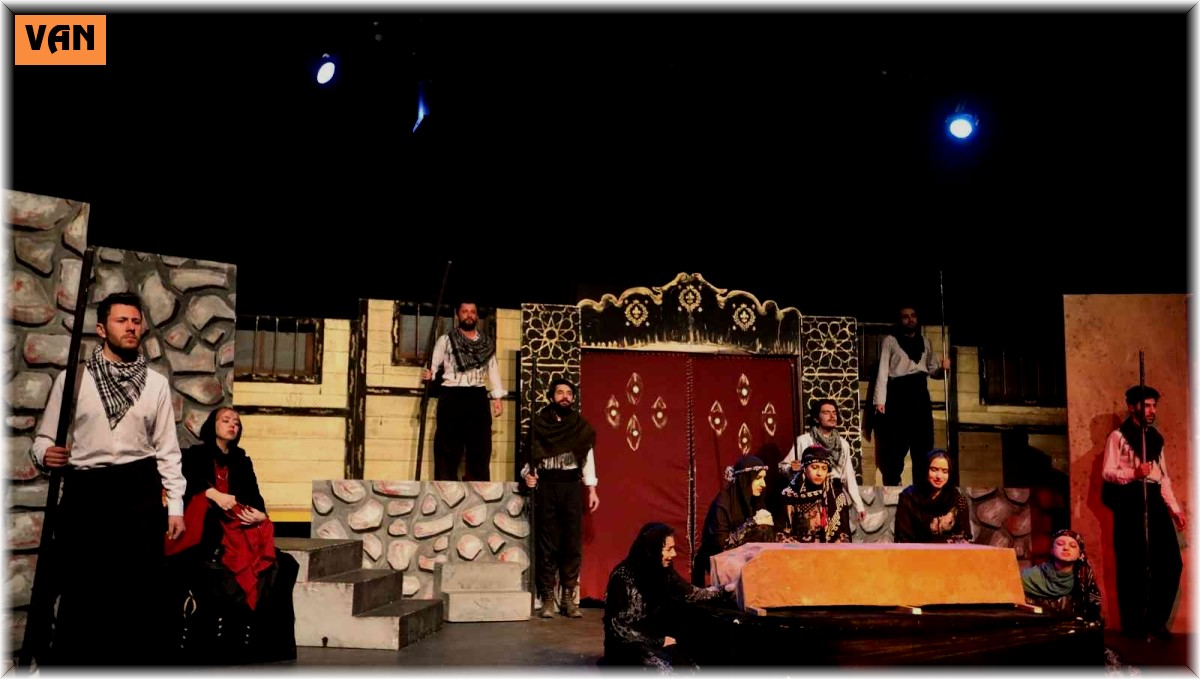 Van Büyükşehir Belediyesinin tiyatro günleri "Taziye" oyunu ile başladı