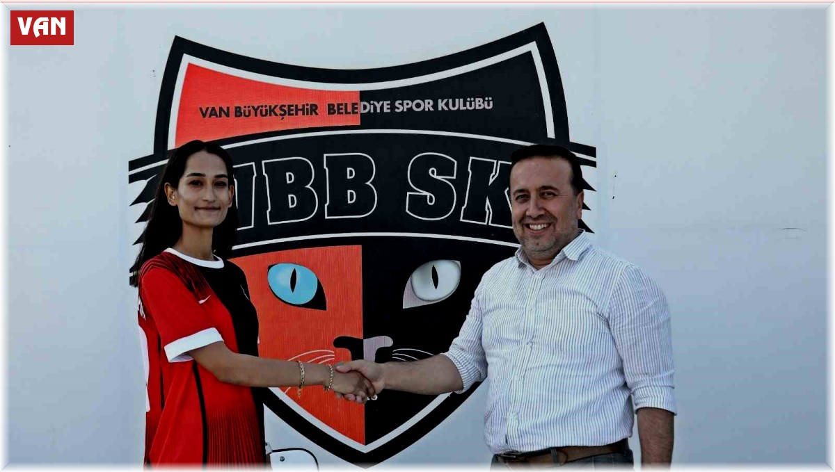 Van Büyükşehir Belediyespor Kadın Futbol Takımında toplu imza töreni