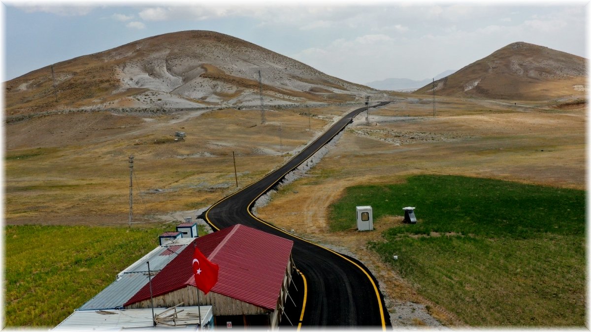 Van Büyükşehir Çaldıran kayak merkezinin yolunu asfaltladı