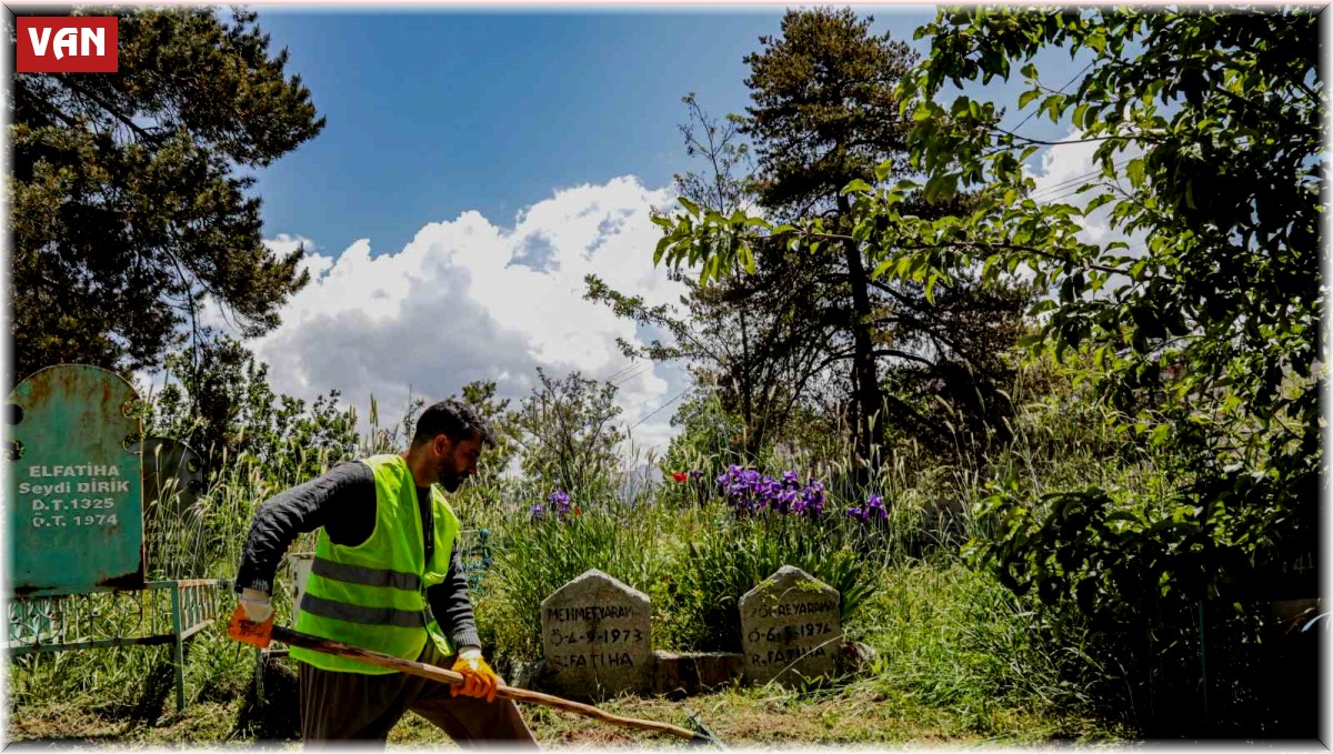 Van Büyükşehir'den mezarlıklarda bakım ve temizlik çalışması
