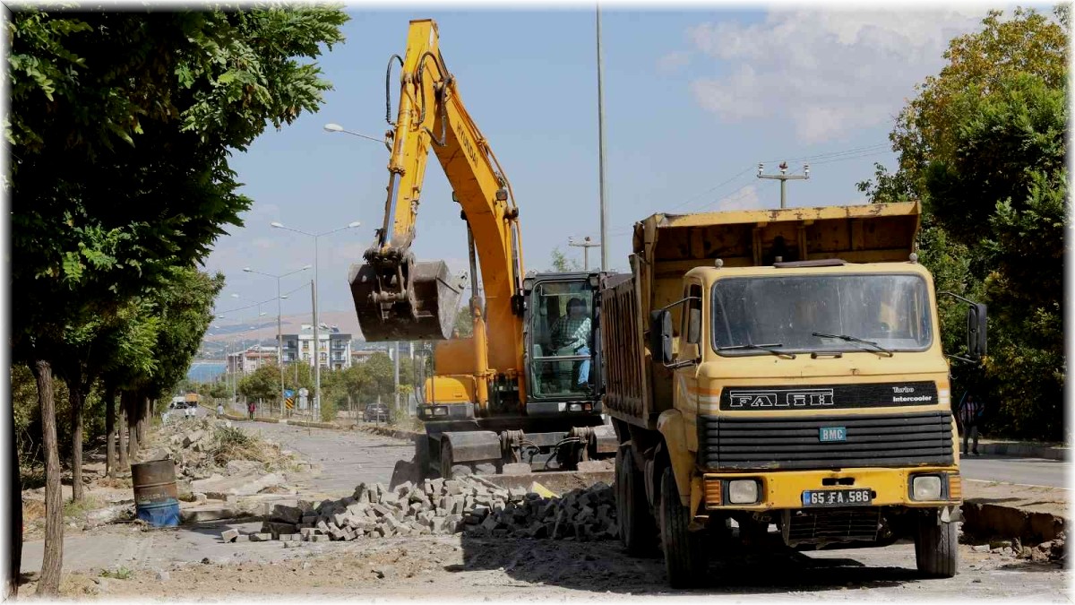 Van Büyükşehir, Gevaş'taki cadde yenileme çalışmalarına başladı