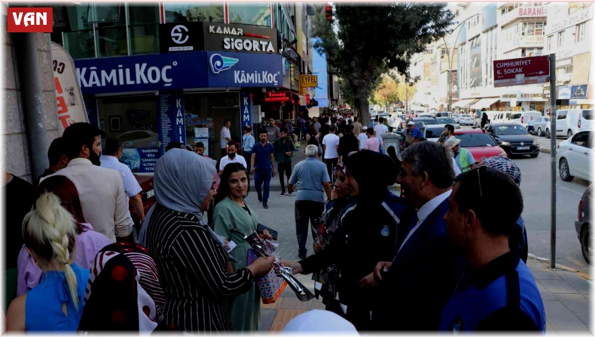 Van Büyükşehir zabıtası esnaf ve vatandaşlara karanfil dağıttı