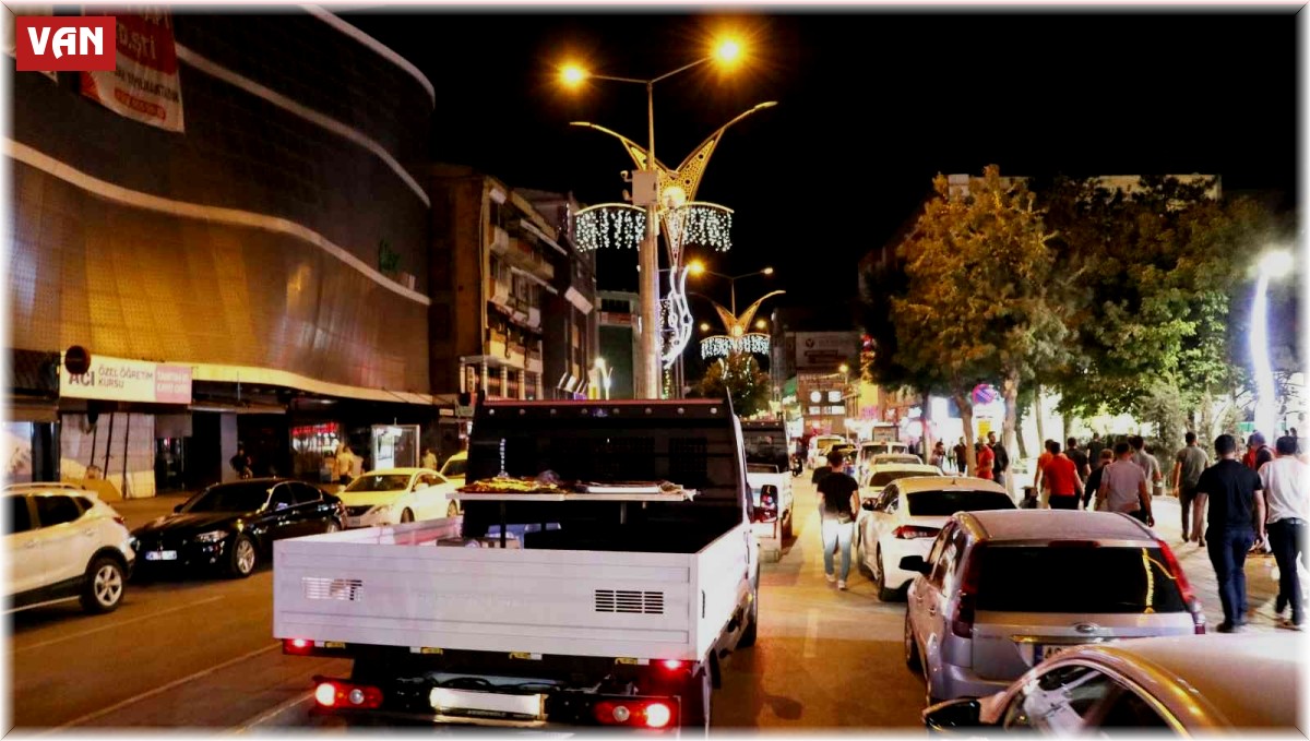 Van büyükşehir zabıtasının seyyar satıcılarla mücadelesi sürüyor