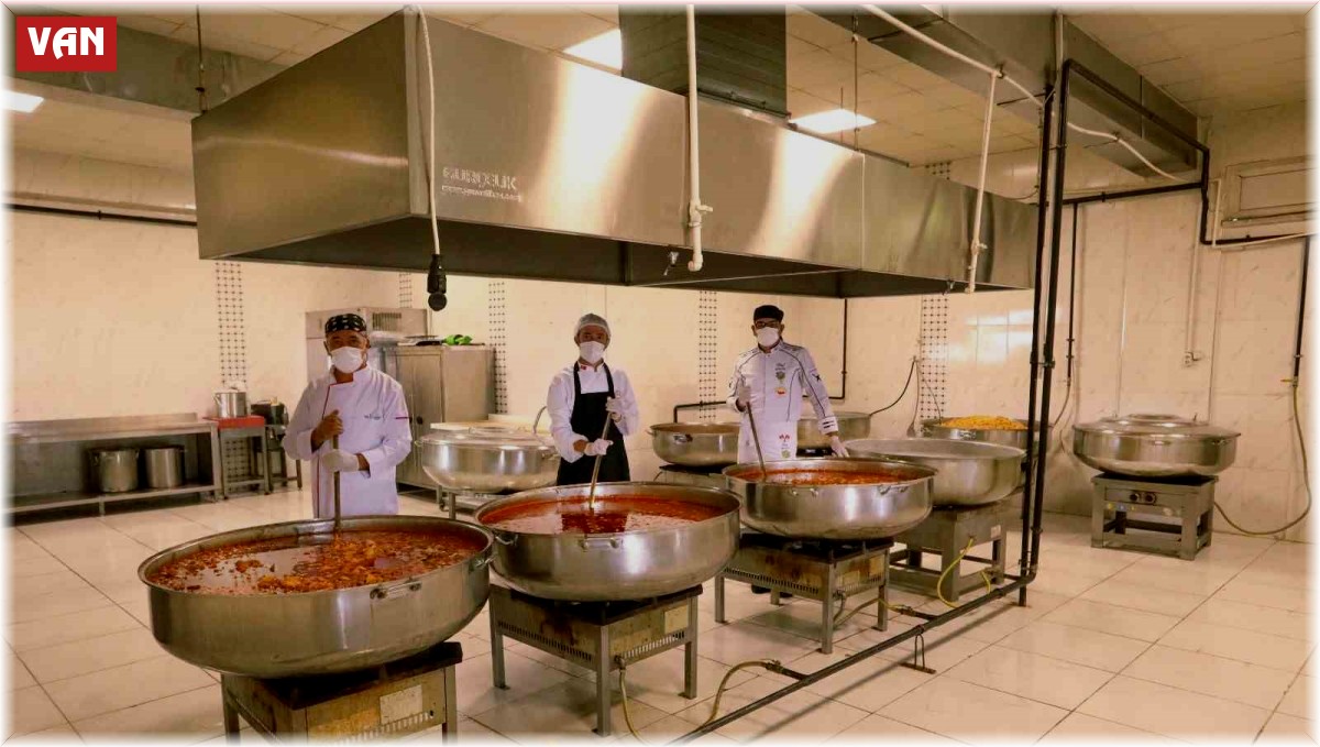 Van Büyükşehirden her gün 3 bin 300 kişiye 3 çeşit sıcak yemek yardımı